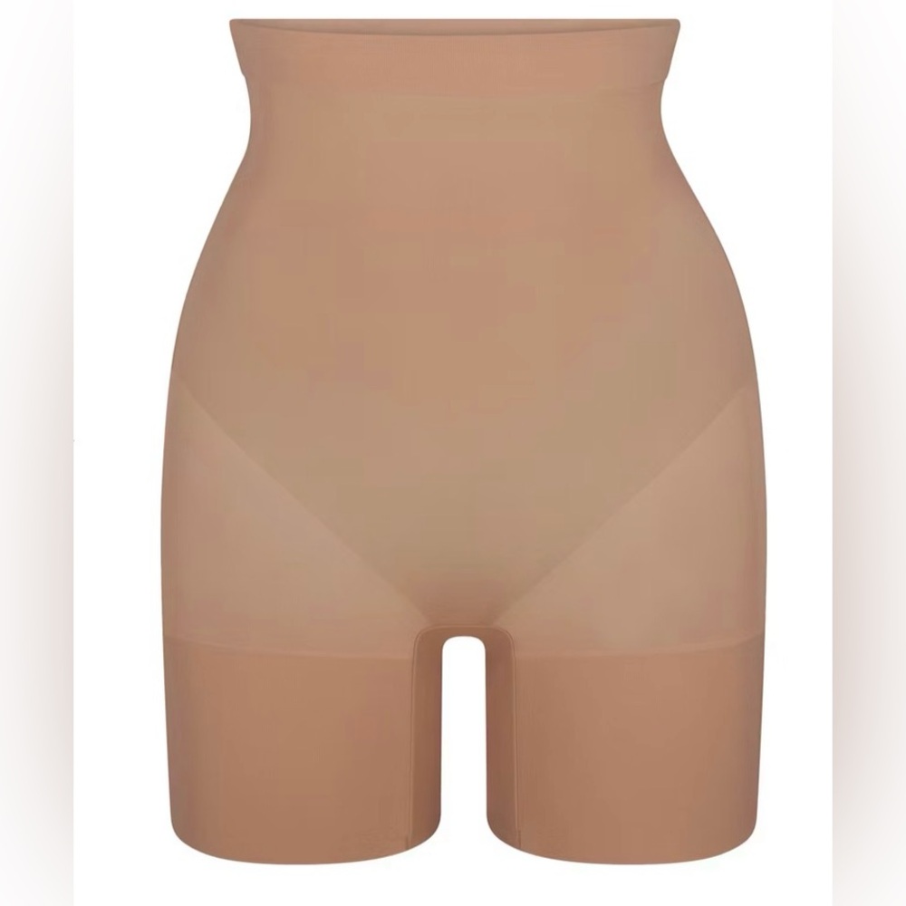 SKIMS - BRAND NEW HIGH-WAISTED MID THIGH SHORT